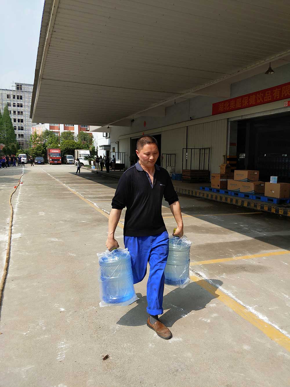 负重短跑比赛进行中